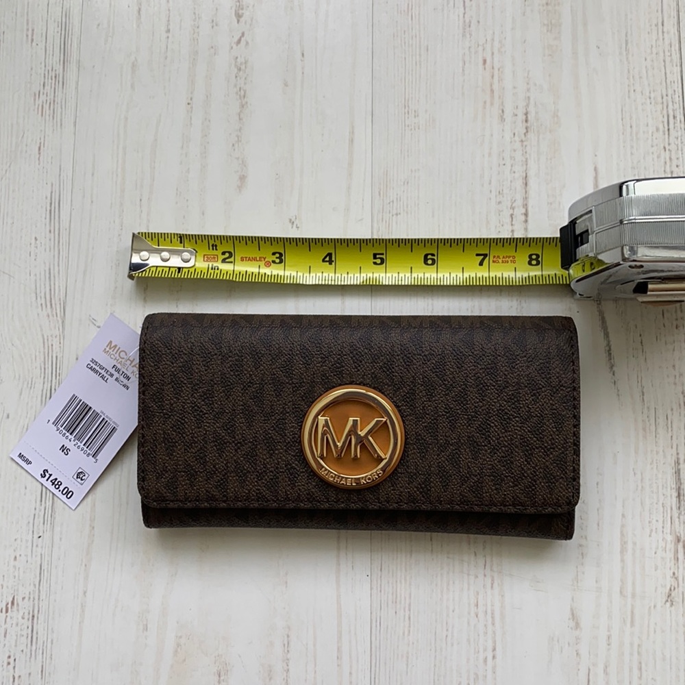 Stunning Michael Kors zip wallet. Fulton